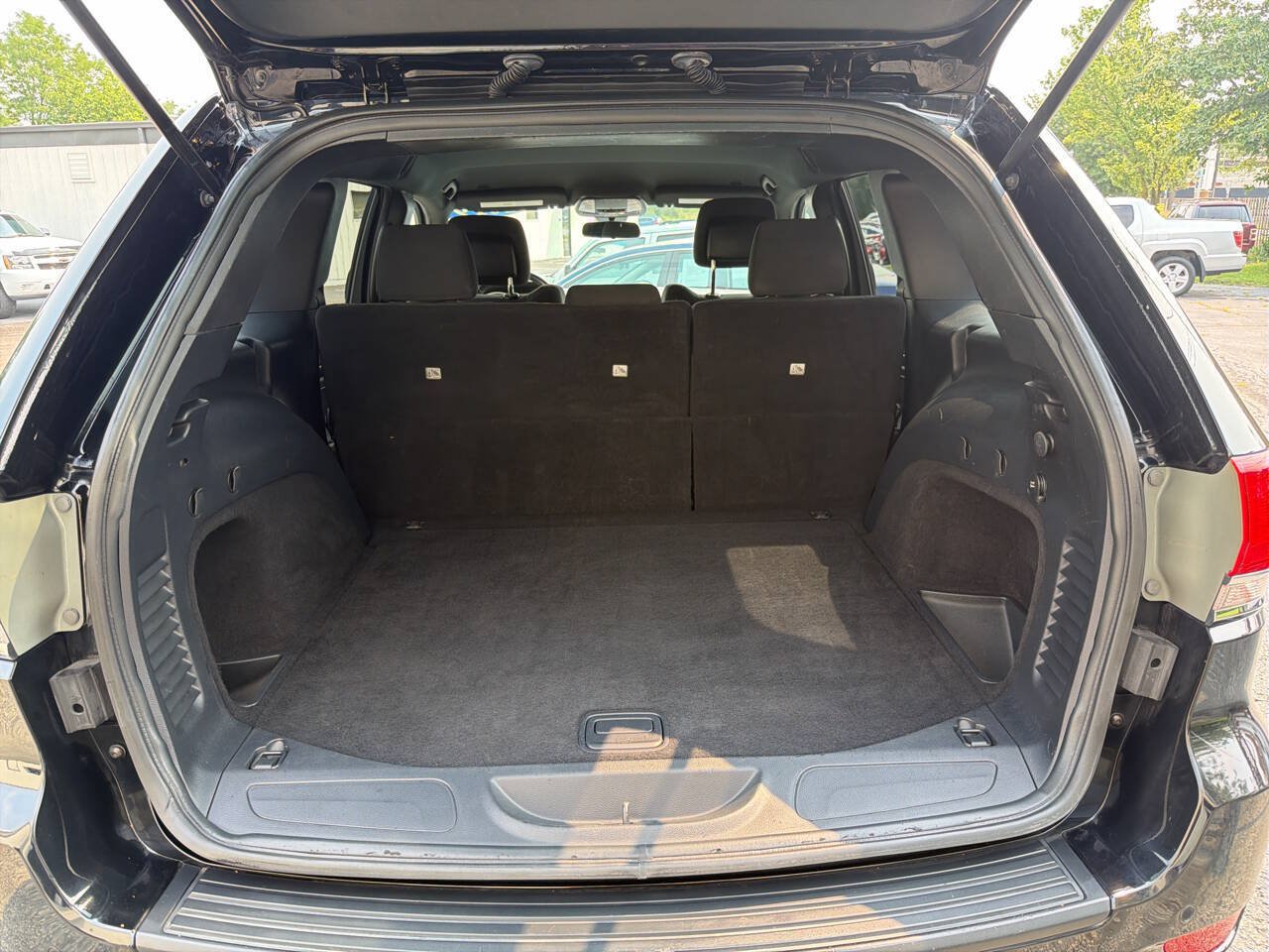 Used 2019 Jeep Grand Cherokee Laredo AWD/4WD image 25