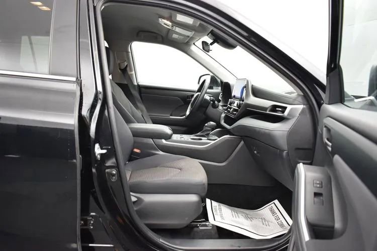 Used 2025 Toyota Highlander LE FWD image 17