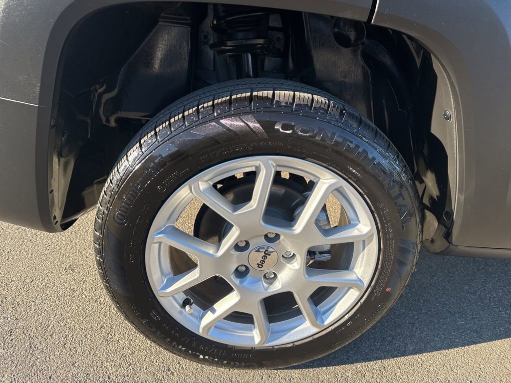 Used 2023 Jeep Renegade Latitude w/ Sun & Fun Group AWD/4WD image 10