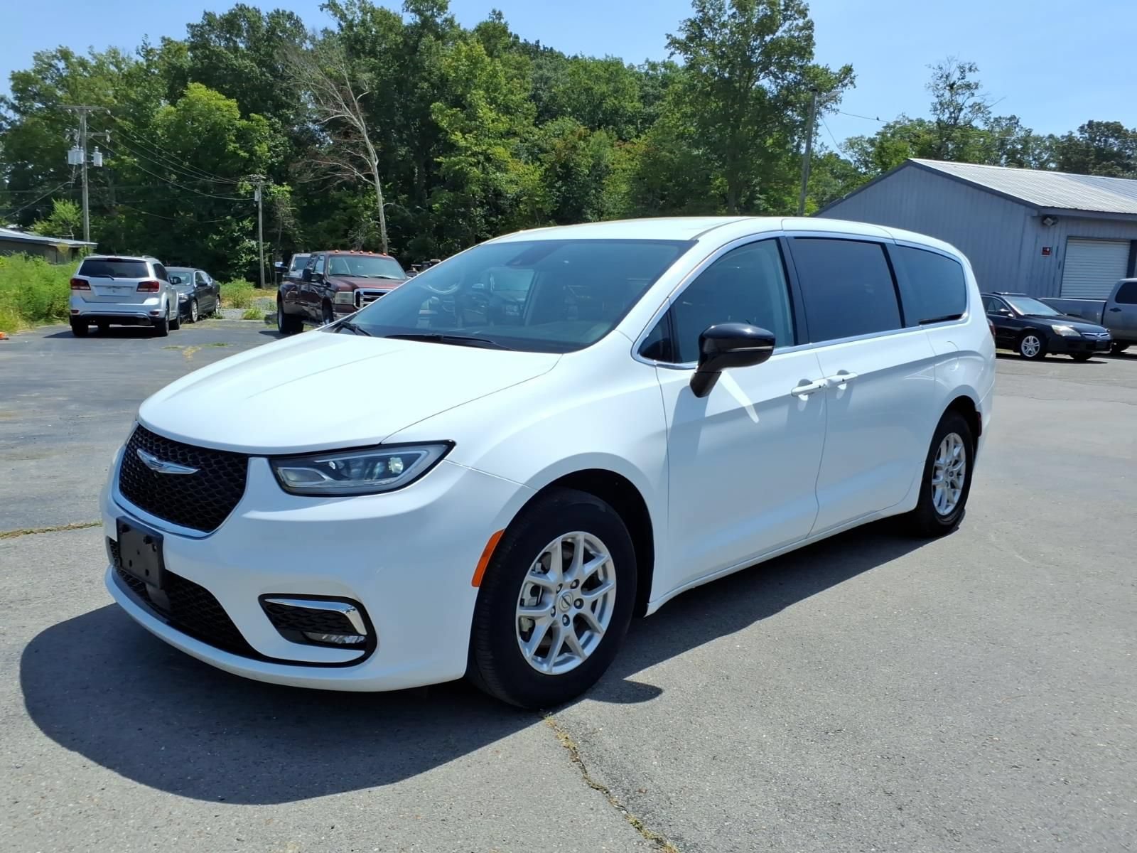 Used 2024 Chrysler Pacifica Touring-L FWD image 1