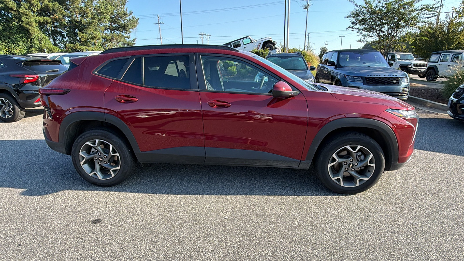 Used 2025 Chevrolet Trax LT FWD image 7