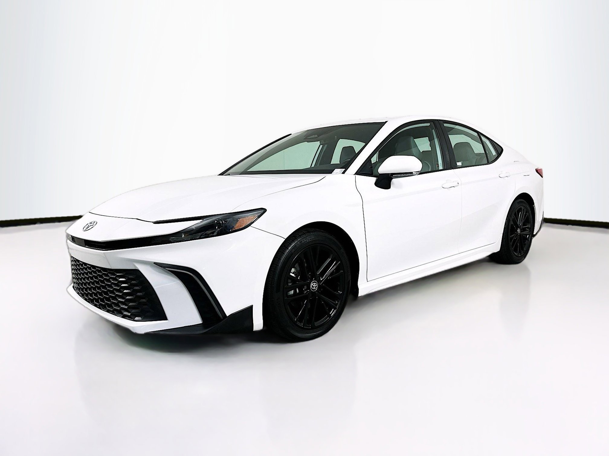 Used 2025 Toyota Camry SE image 3