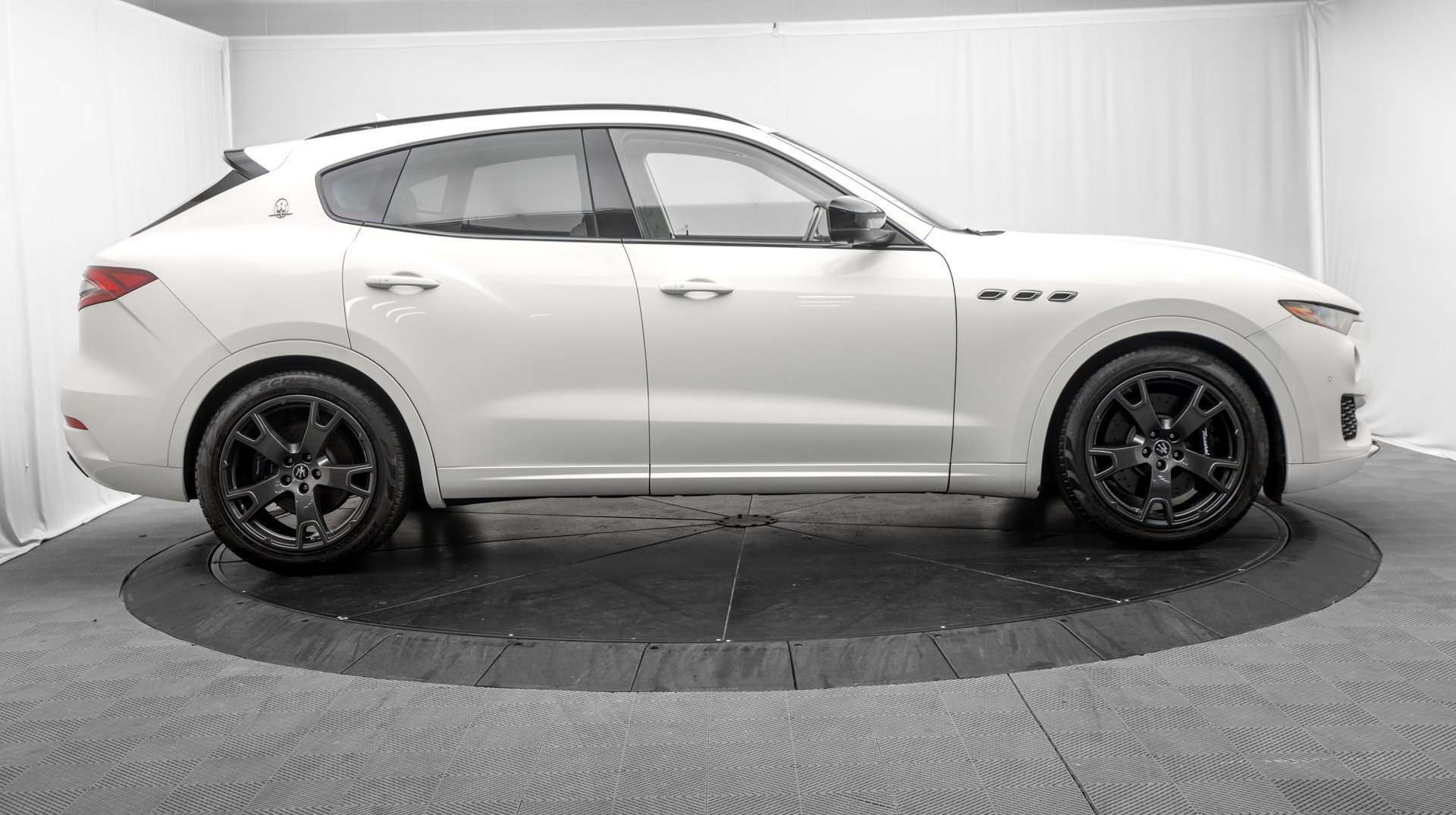Used 2020 Maserati Levante S AWD/4WD image 8