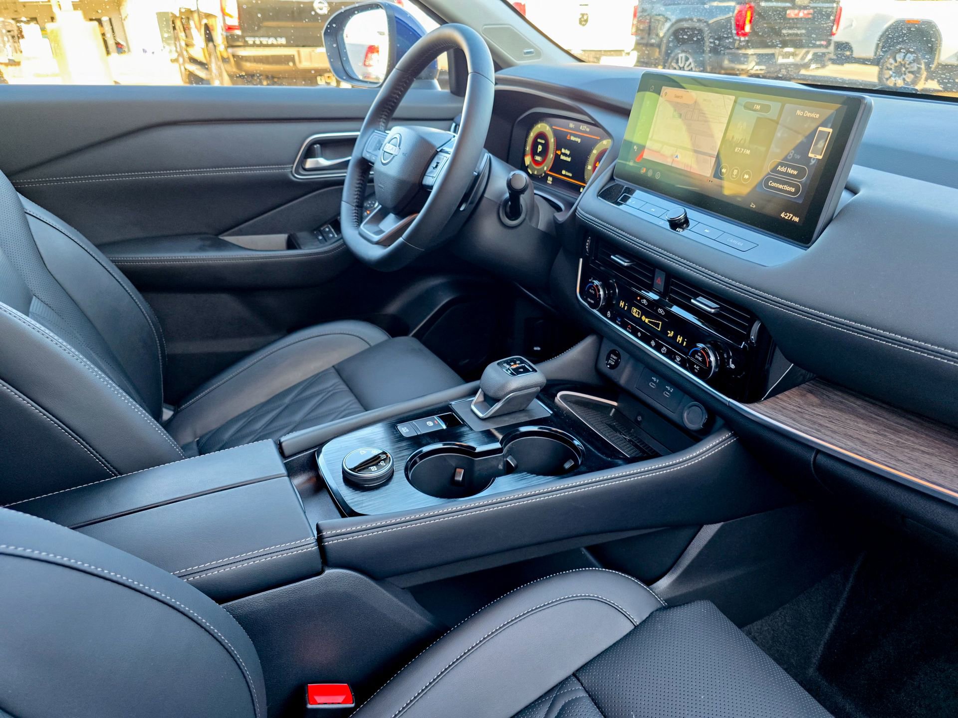 Used 2025 Nissan Rogue Platinum w/ Platinum Premium Package image 9