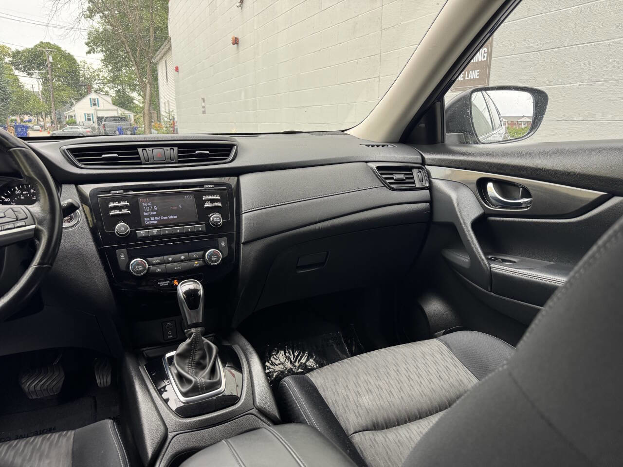 Used 2017 Nissan Rogue SV image 30