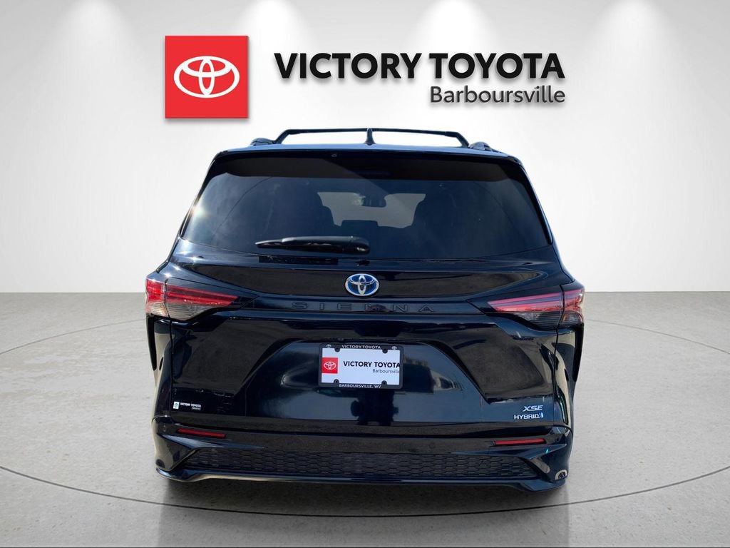 Used 2024 Toyota Sienna XSE w/ XSE Plus Package image 4