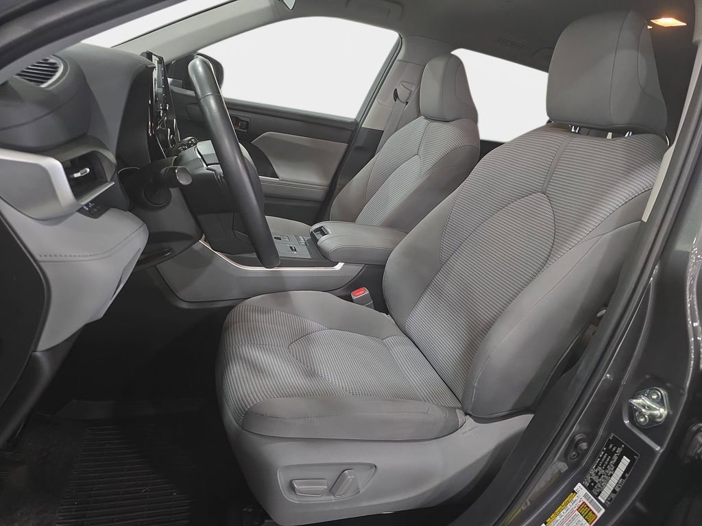 Used 2022 Toyota Highlander LE image 14