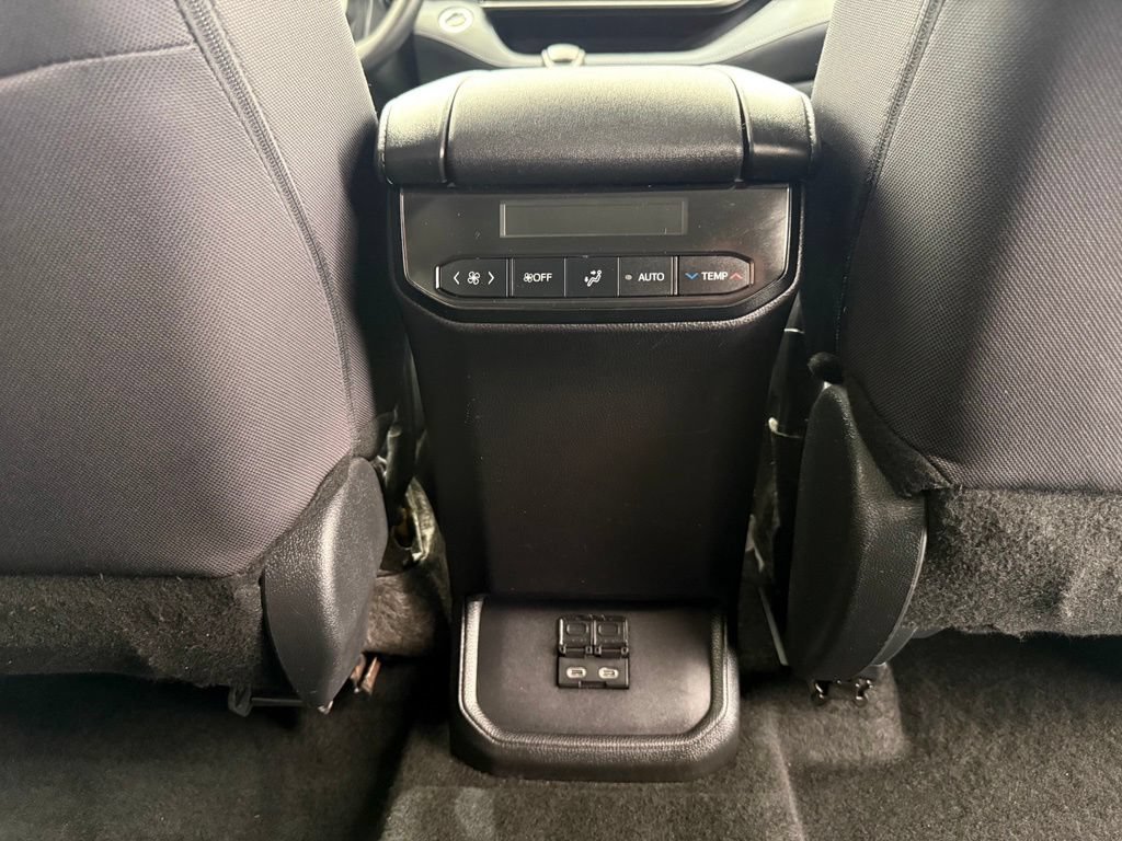 Used 2024 Toyota Highlander LE AWD/4WD image 32