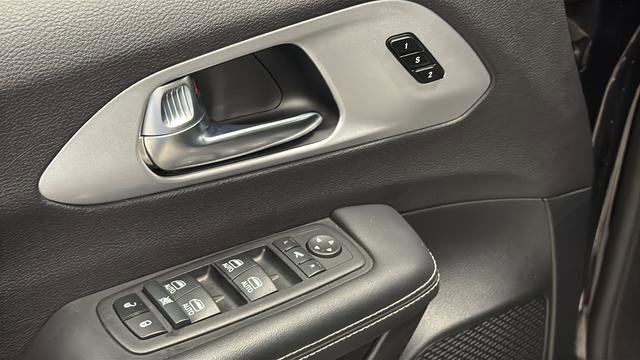 Used 2025 Chrysler Pacifica Limited image 22