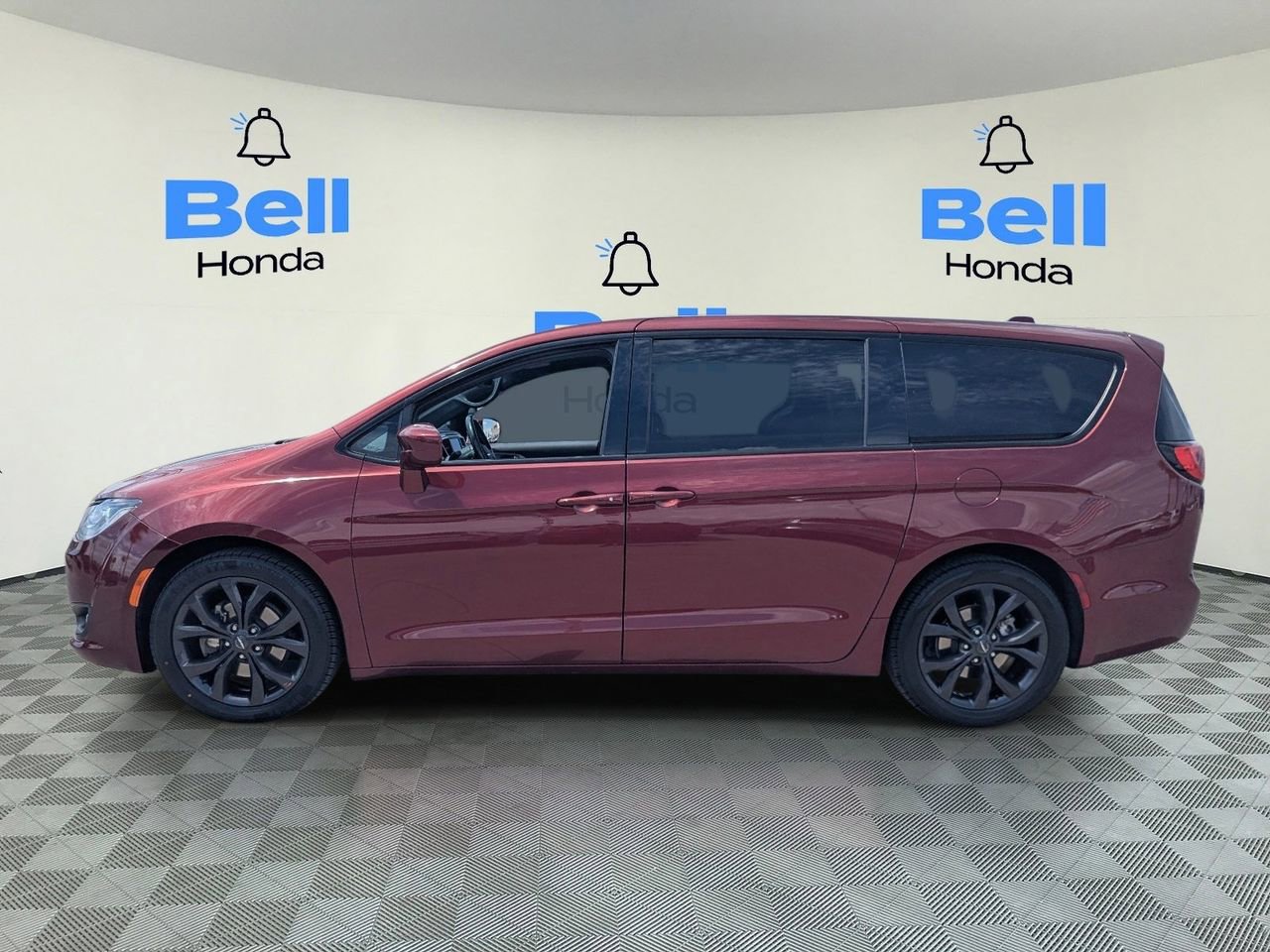 Used 2020 Chrysler Pacifica Touring w/ S Appearance Package FWD image 2