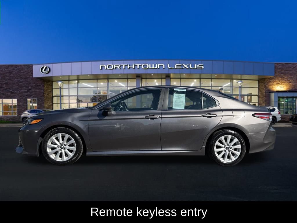 Used 2018 Toyota Camry LE image 2