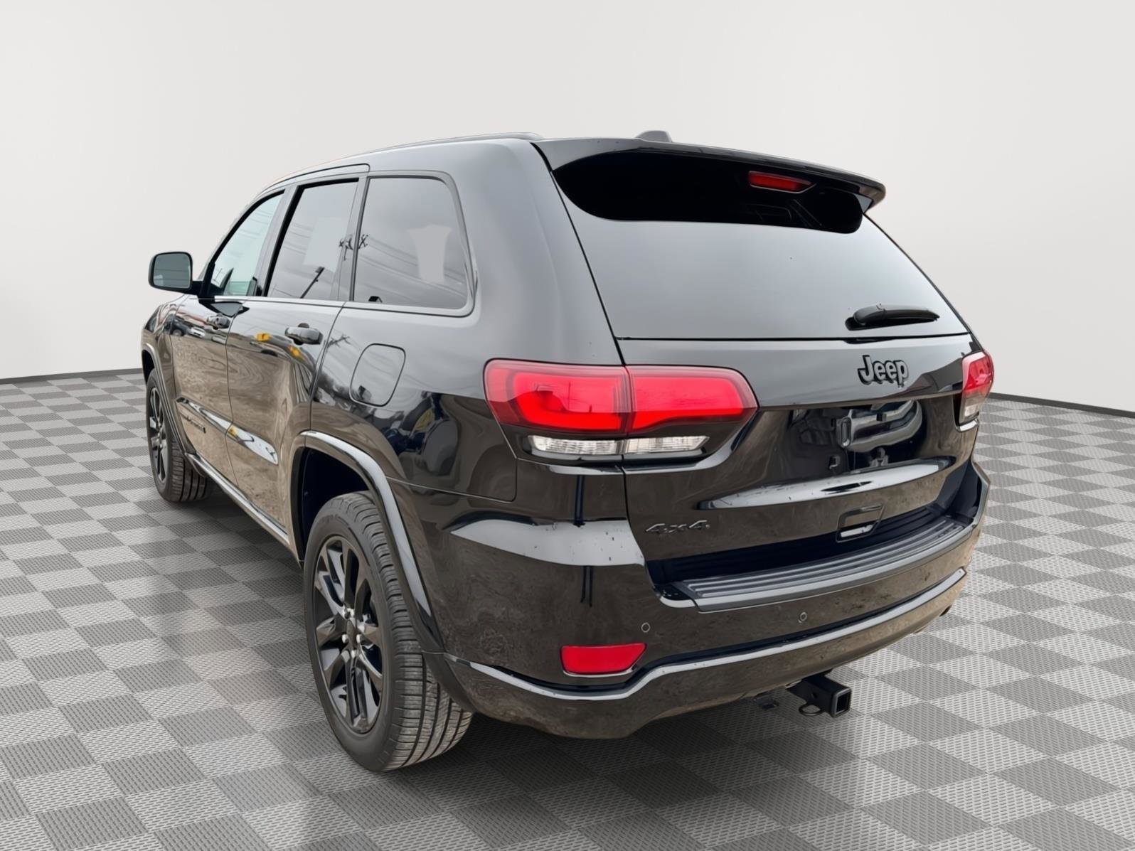 Used 2020 Jeep Grand Cherokee Altitude image 3