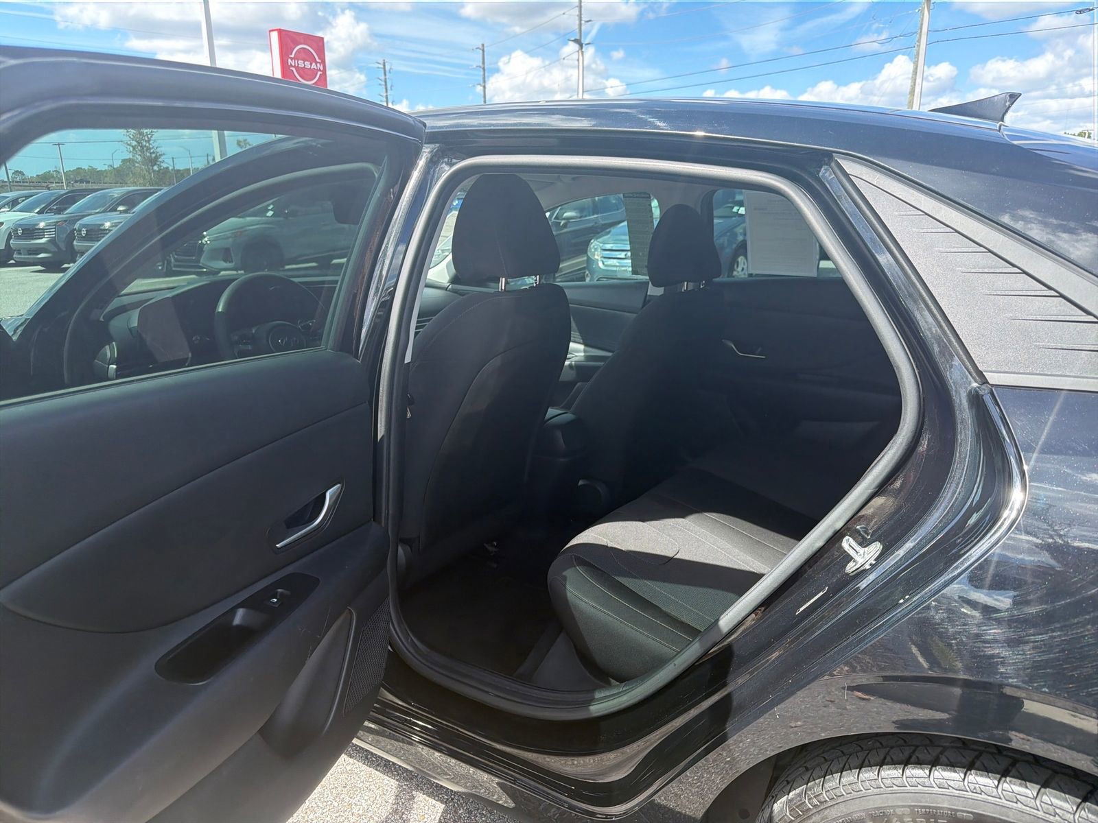 Used 2021 Hyundai Elantra SE w/ Preferred Accessory Package image 18