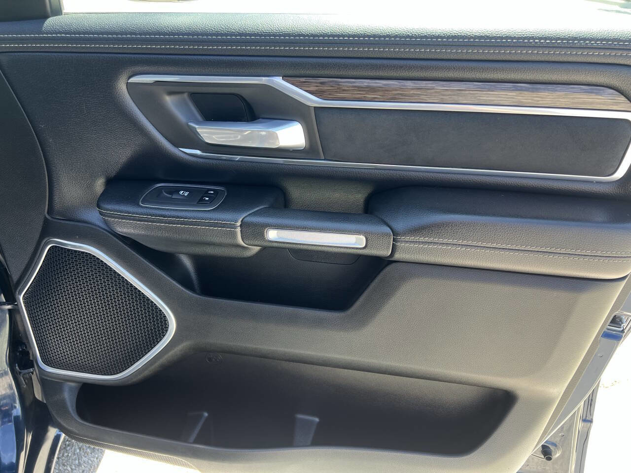 Used 2019 RAM 1500 Laramie image 17