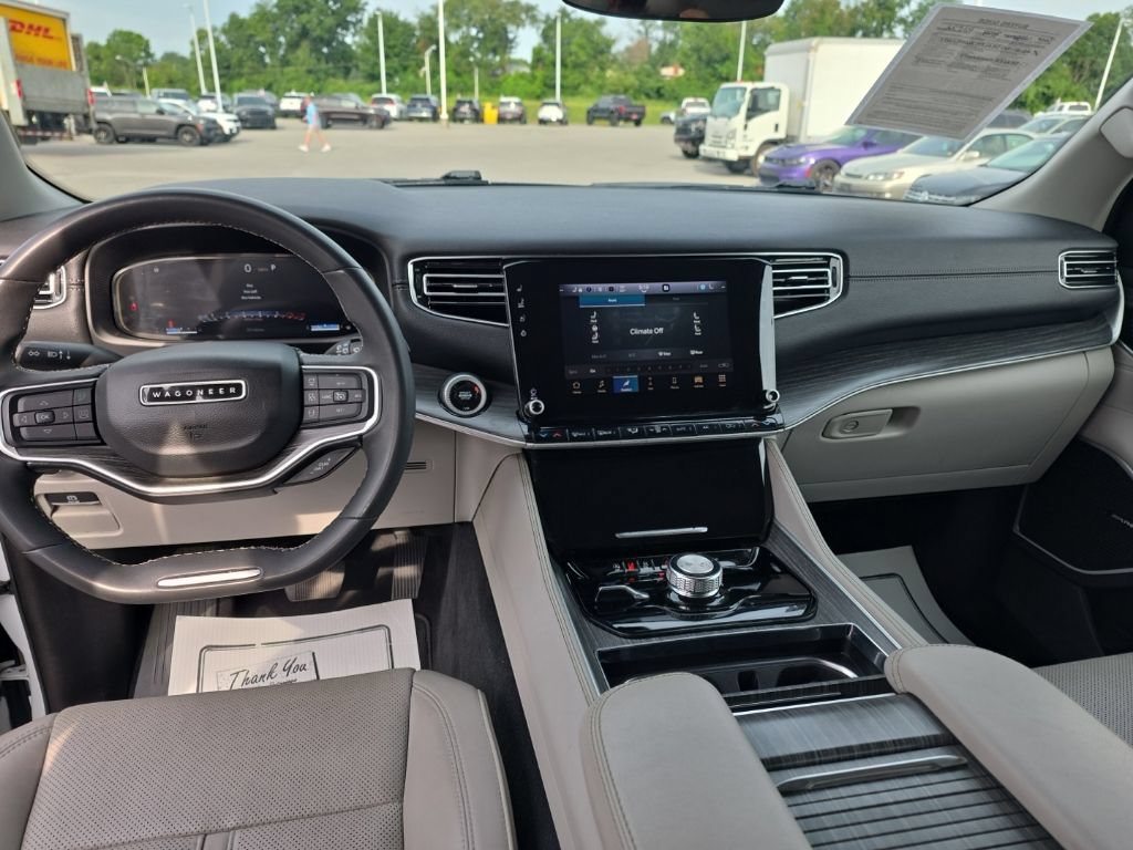 Used 2024 Jeep Wagoneer L Series II w/ Flexible Seating Group AWD/4WD image 14