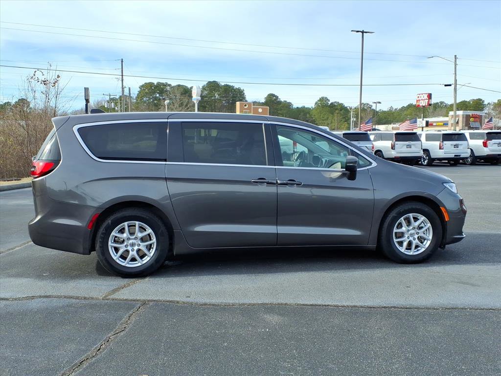 Used 2023 Chrysler Pacifica Touring-L image 20
