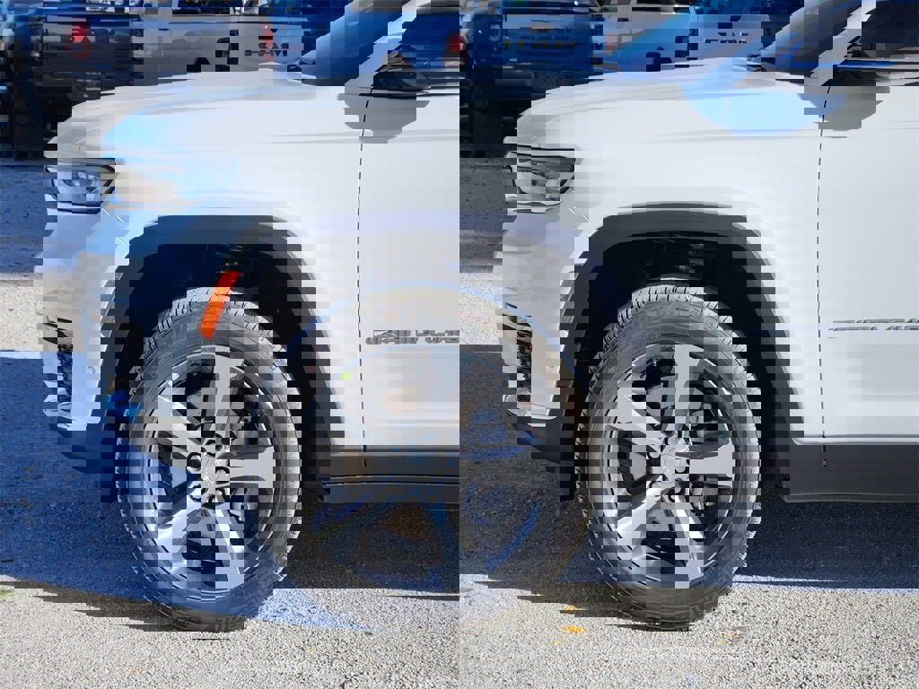 New 2025 Jeep Grand Cherokee L Limited w/ Luxury Tech Group II image 5