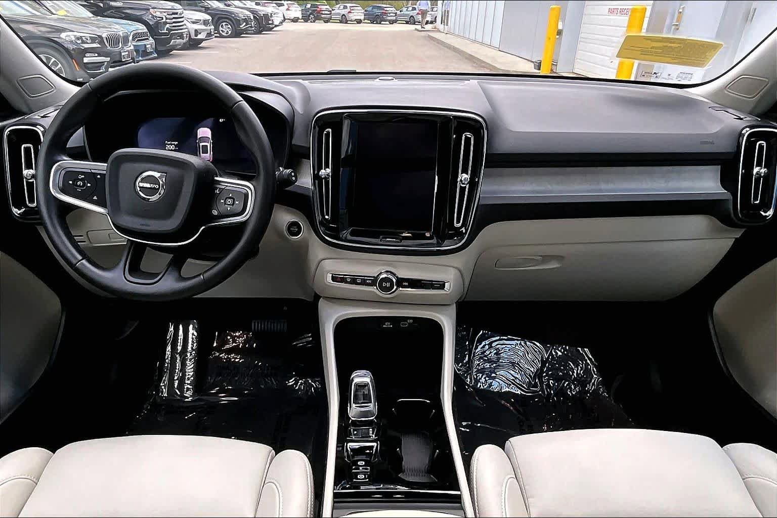 Used 2025 Volvo XC40 B5 Plus AWD/4WD image 15