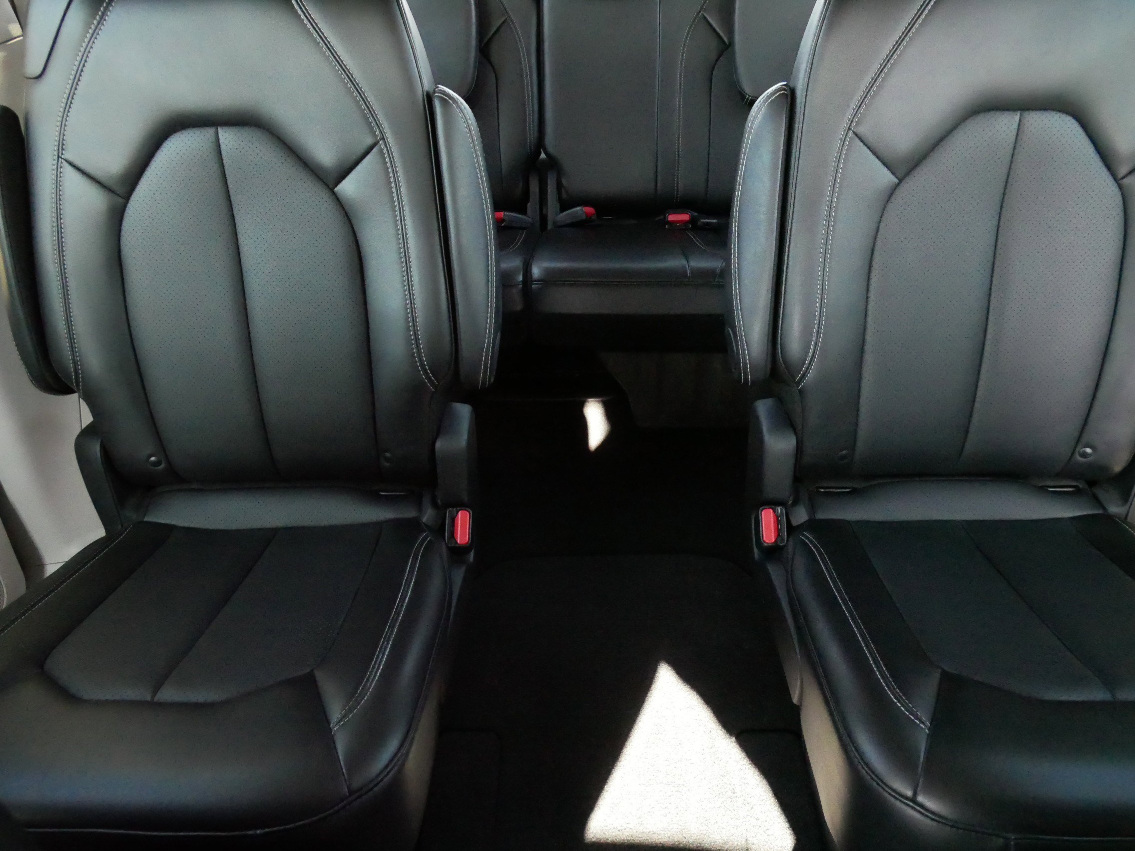 Used 2024 Chrysler Pacifica Touring-L image 13