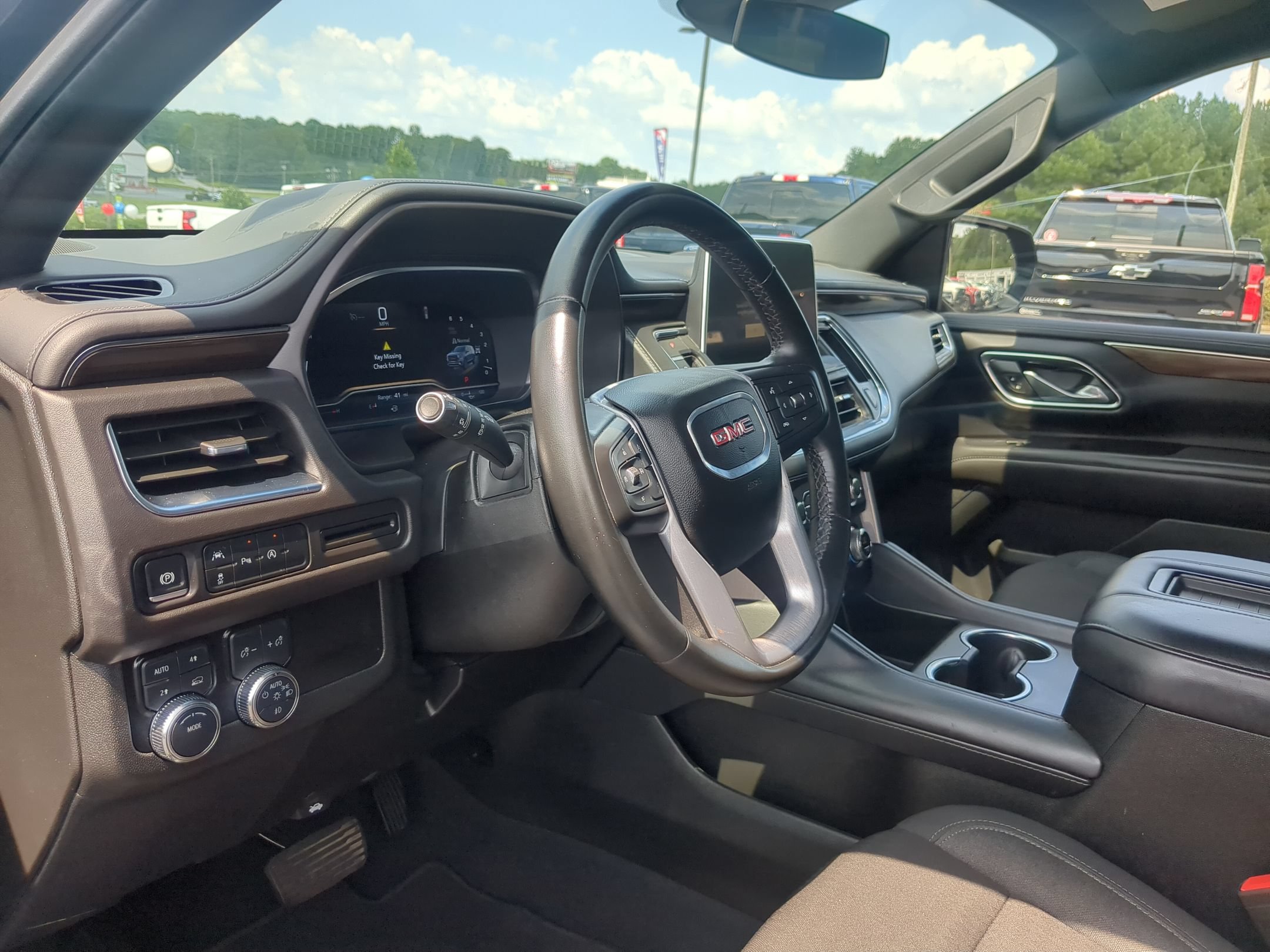 Used 2024 GMC Yukon SLE w/ Gmc Pro Safety Plus Package AWD/4WD image 13