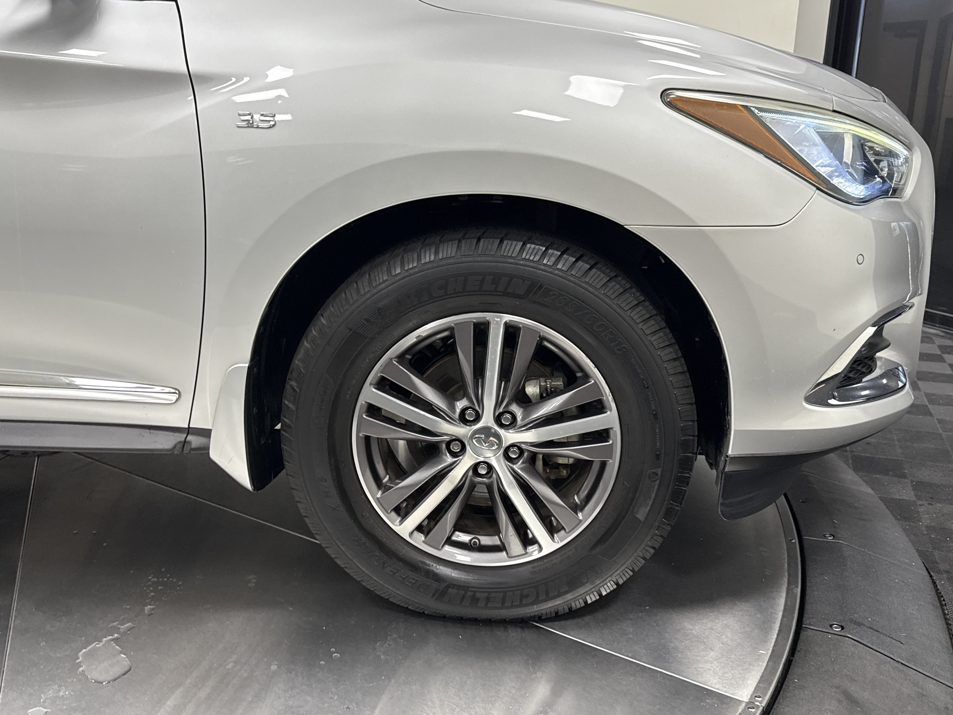 Used 2019 INFINITI QX60 Luxe w/ Essential Package FWD image 9