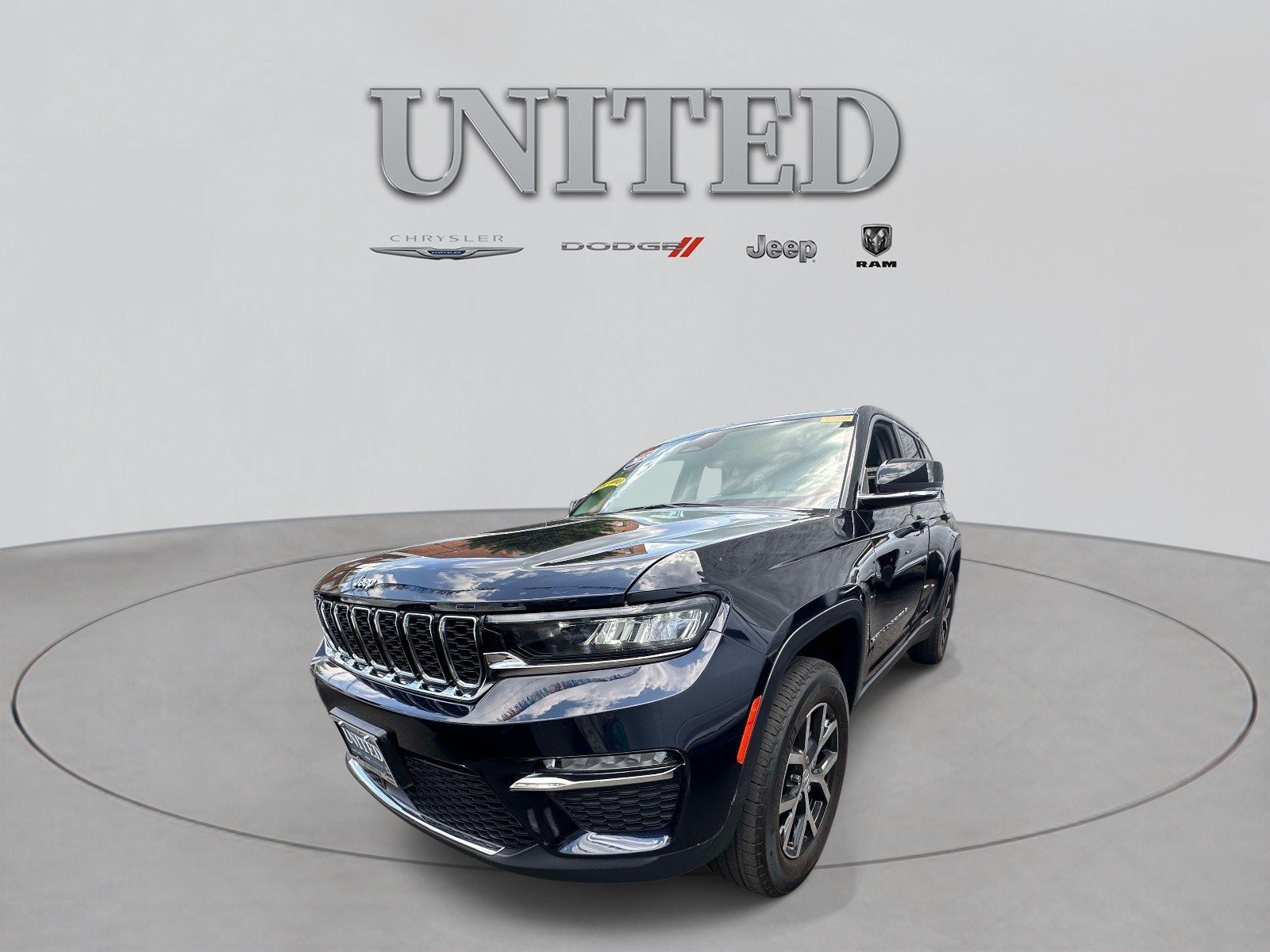 Used 2023 Jeep Grand Cherokee Limited AWD/4WD image 6