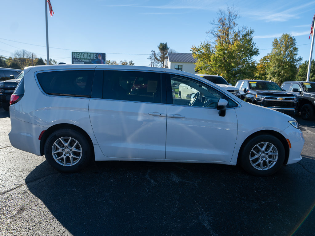 Used 2023 Chrysler Pacifica Touring-L FWD image 10
