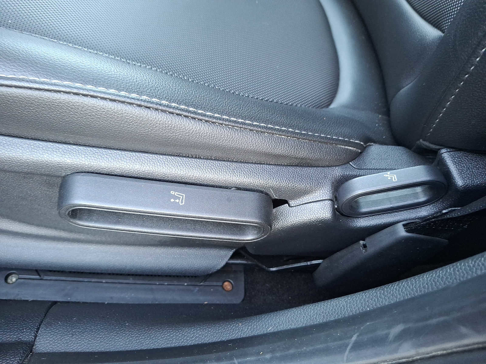 Used 2015 MINI Cooper 4-Door Hardtop image 13