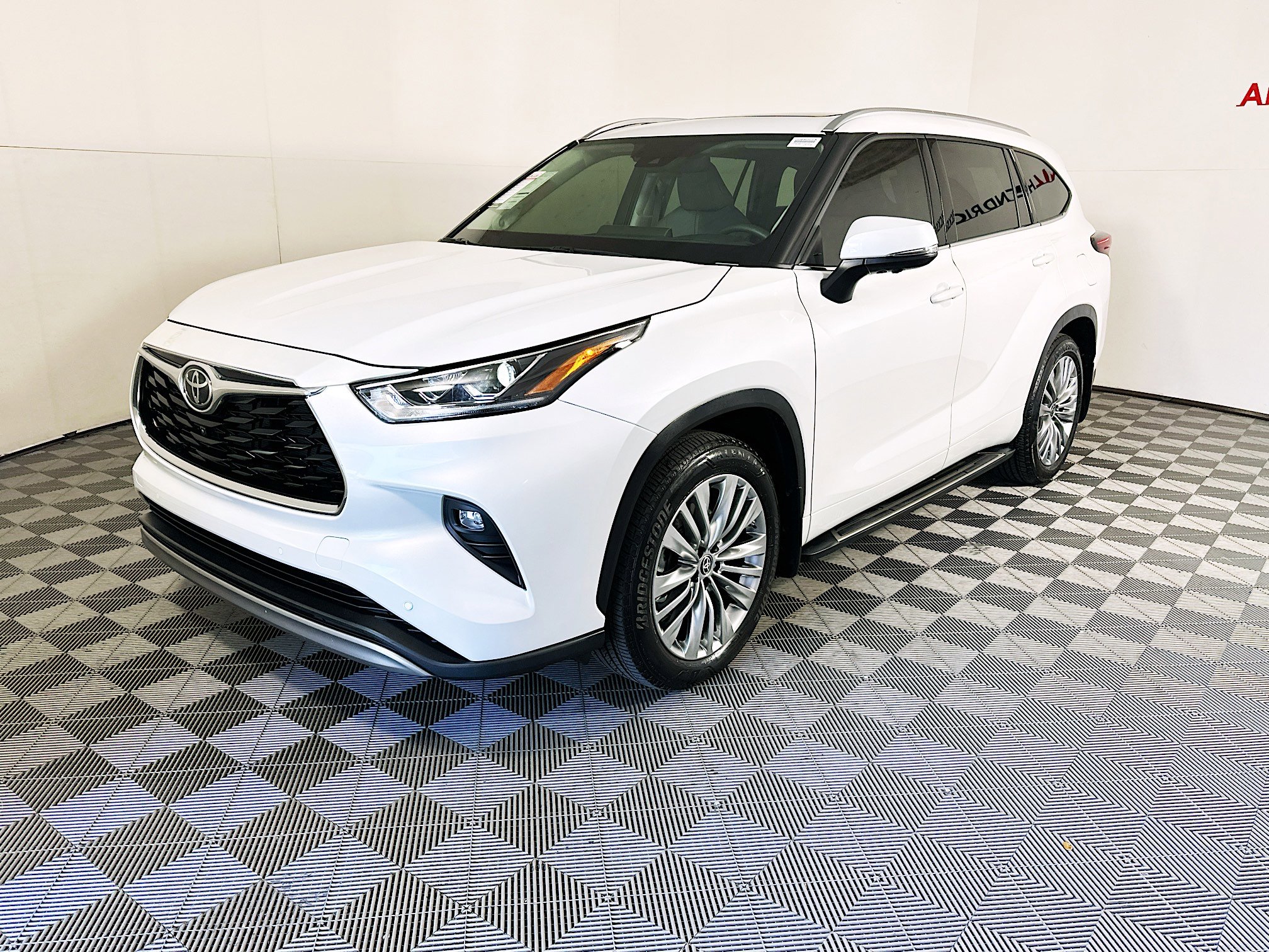 Used 2025 Toyota Highlander Platinum image 7