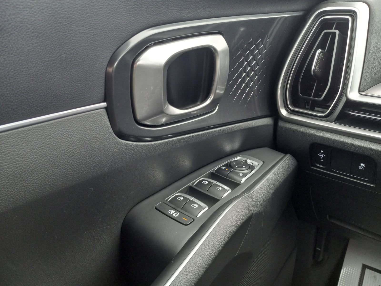 Used 2024 Kia Sorento S image 28
