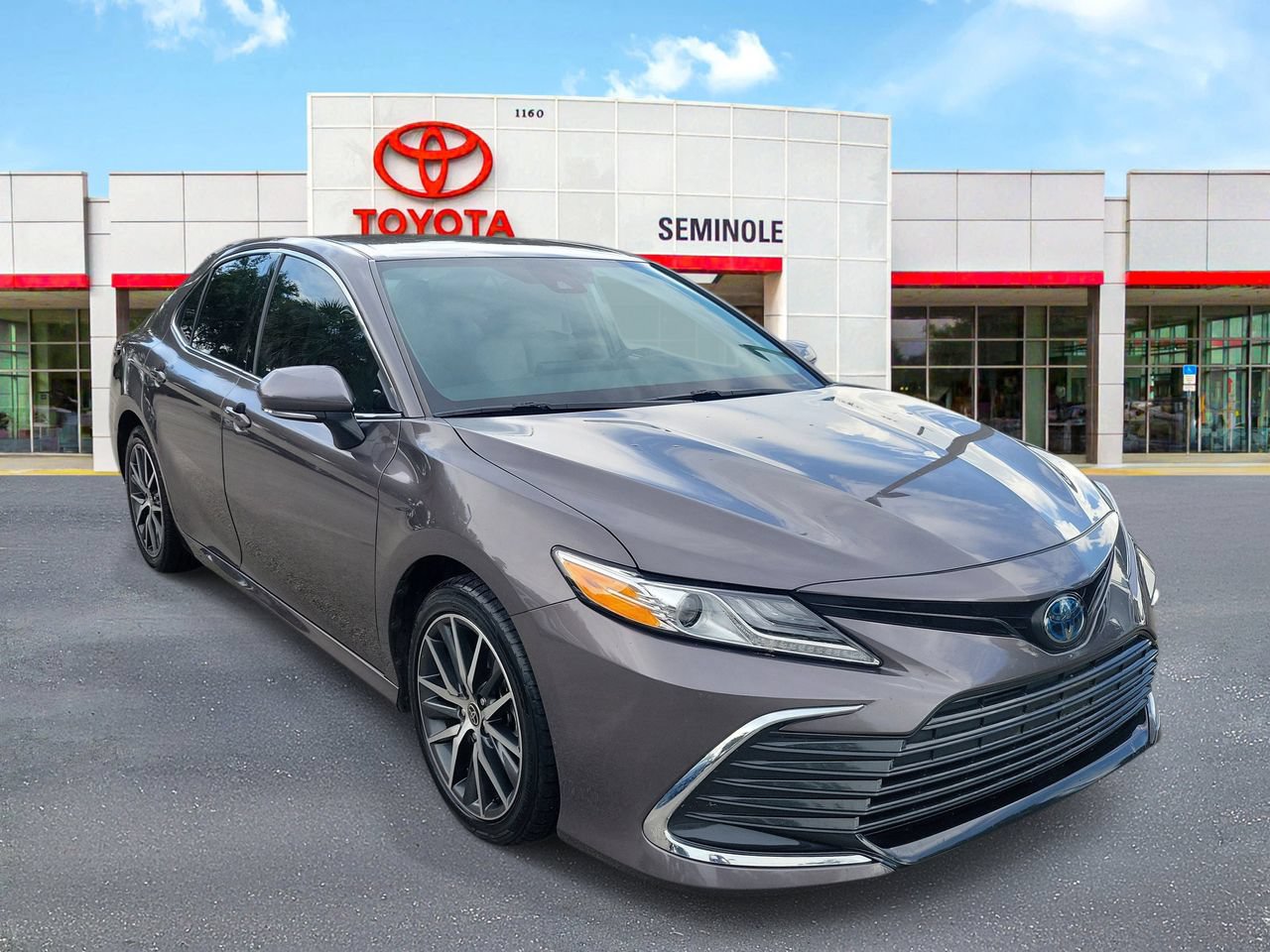 Used 2023 Toyota Camry XLE FWD image 2