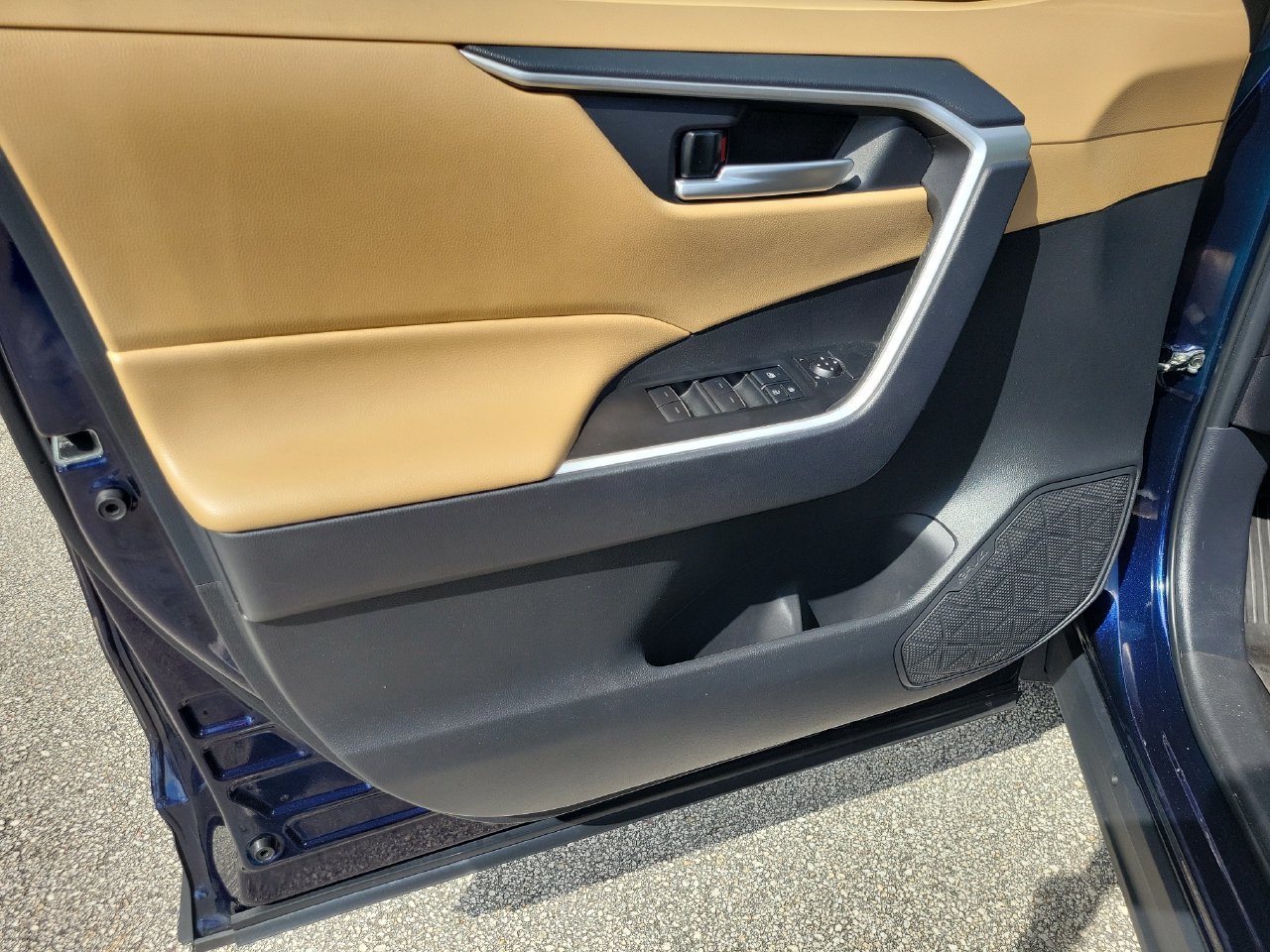 Used 2025 Toyota RAV4 XLE Premium FWD image 13