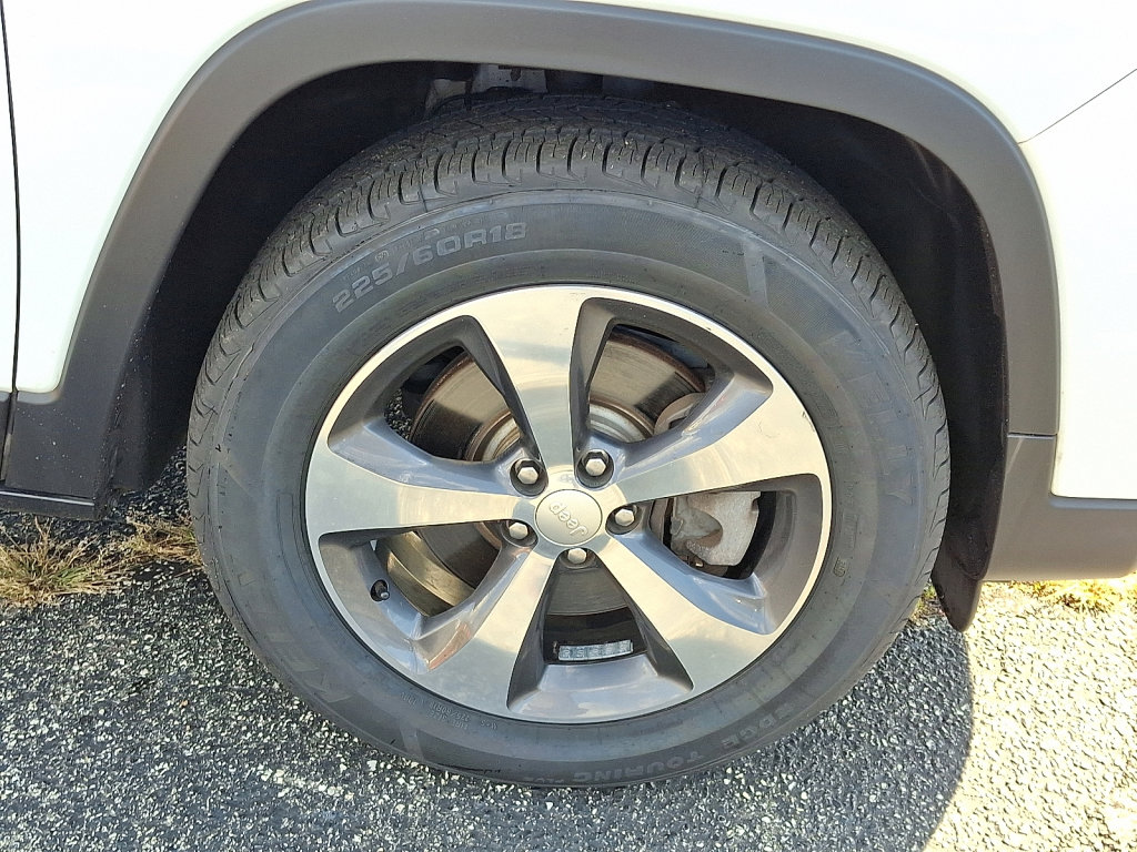 Used 2019 Jeep Cherokee Limited image 9