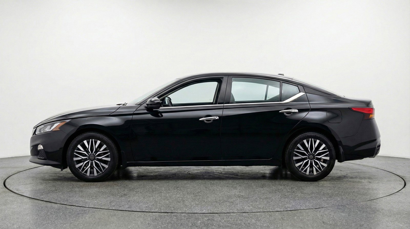 Used 2025 Nissan Altima 2.5 SV image 5