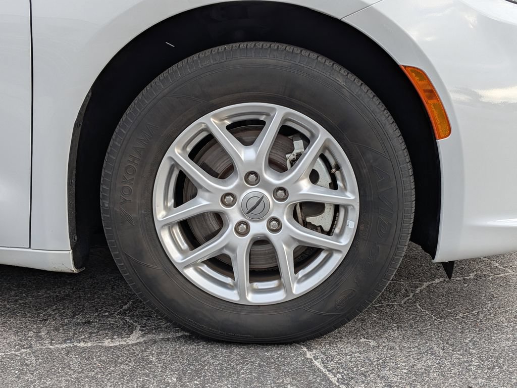 Used 2024 Chrysler Pacifica Touring-L FWD image 11