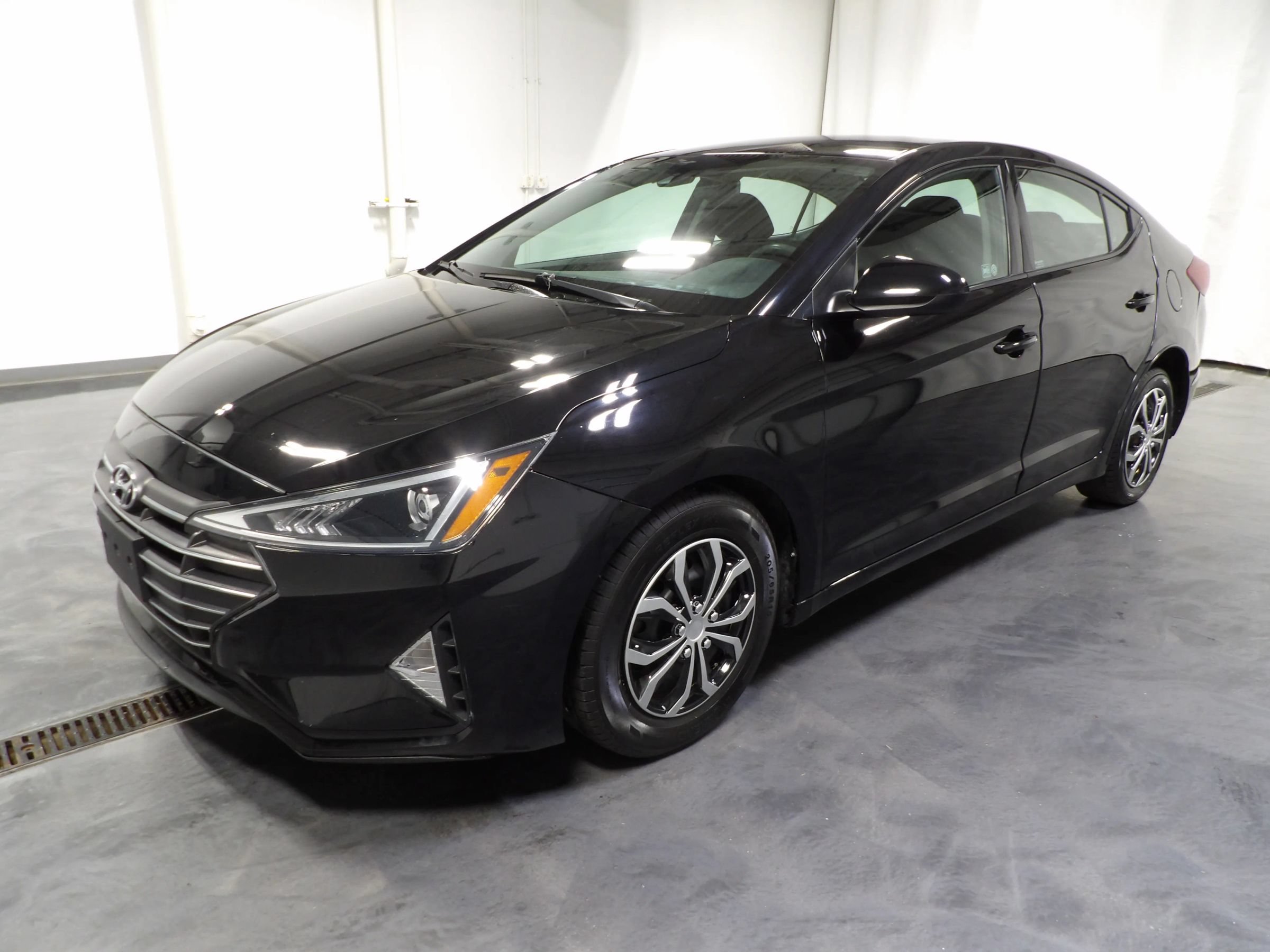 Used 2020 Hyundai Elantra SE w/ Cargo Package (C1) FWD image 3