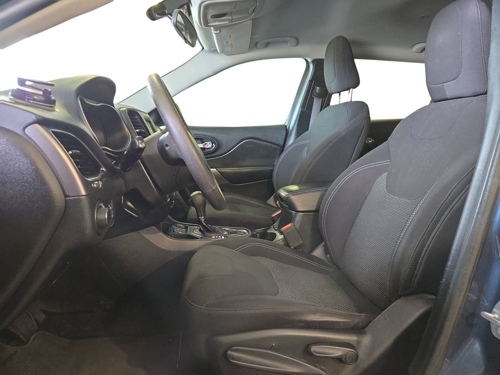 Used 2020 Jeep Cherokee Latitude FWD image 12