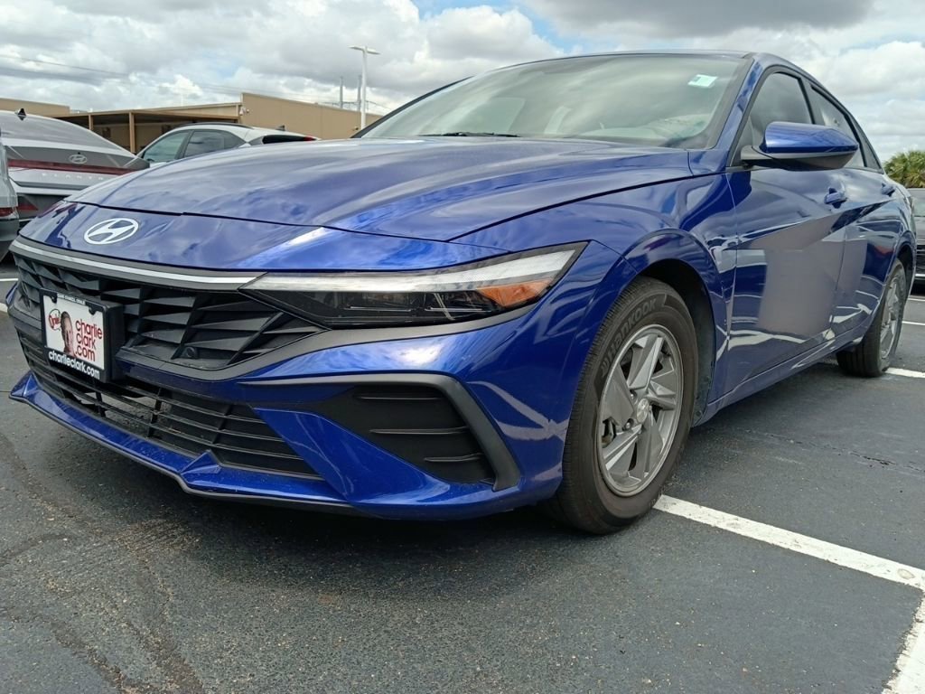 Used 2024 Hyundai Elantra SE FWD image 1