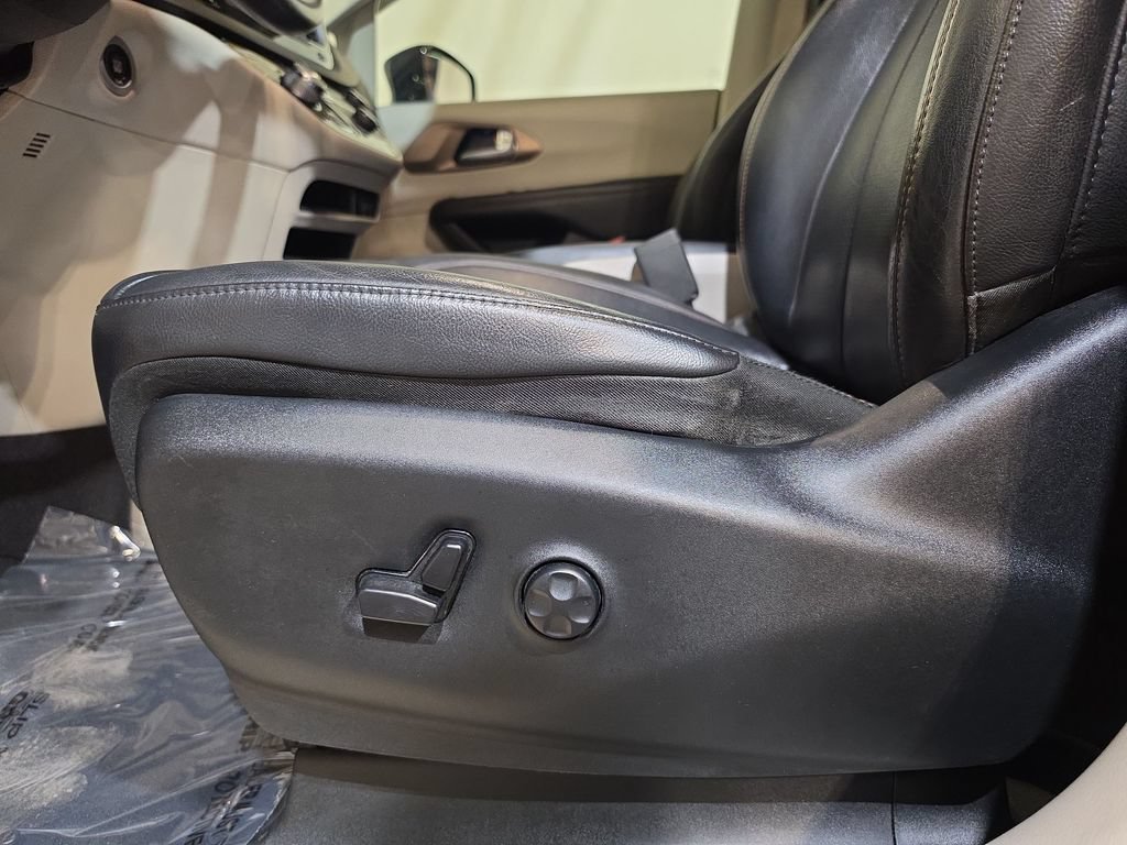 Used 2018 Chrysler Pacifica Touring-L w/ Tire & Wheel Group FWD image 14