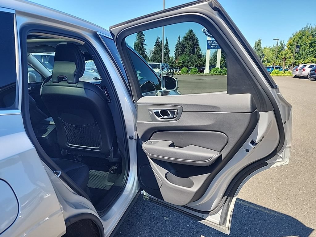 Used 2021 Volvo XC60 T5 Momentum w/ Protection Package AWD/4WD image 16