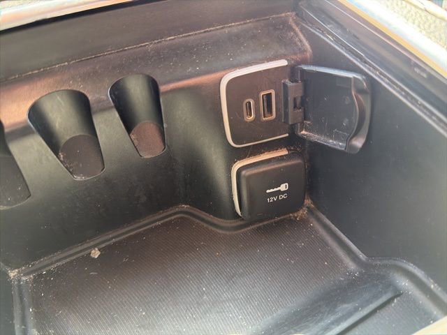 Used 2023 Chrysler Pacifica Limited FWD image 40