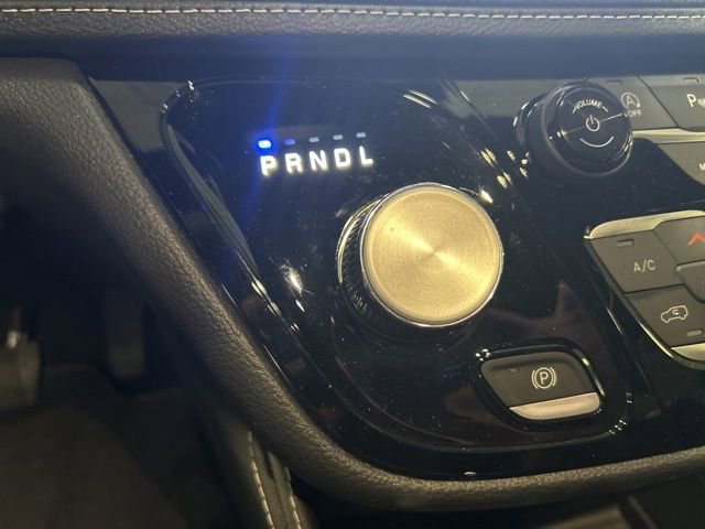 Used 2025 Chrysler Pacifica Limited image 24