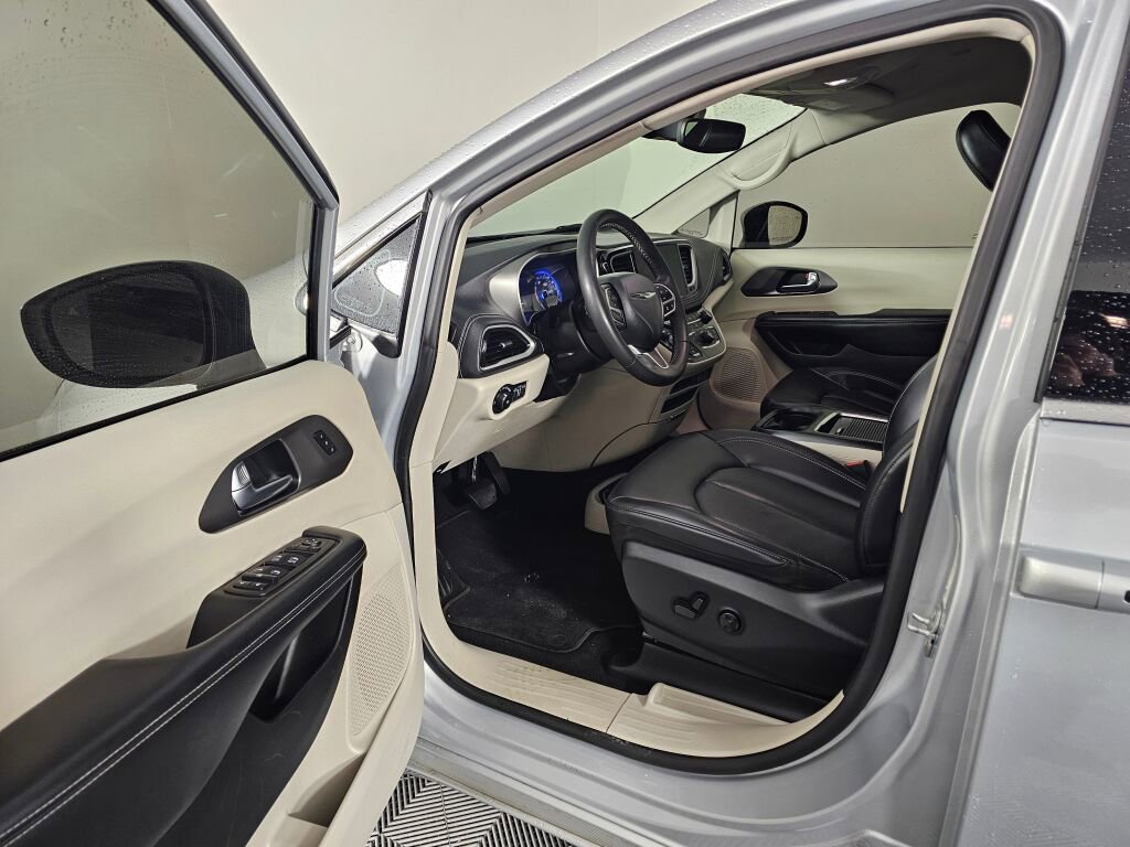 Used 2023 Chrysler Pacifica Touring-L image 17