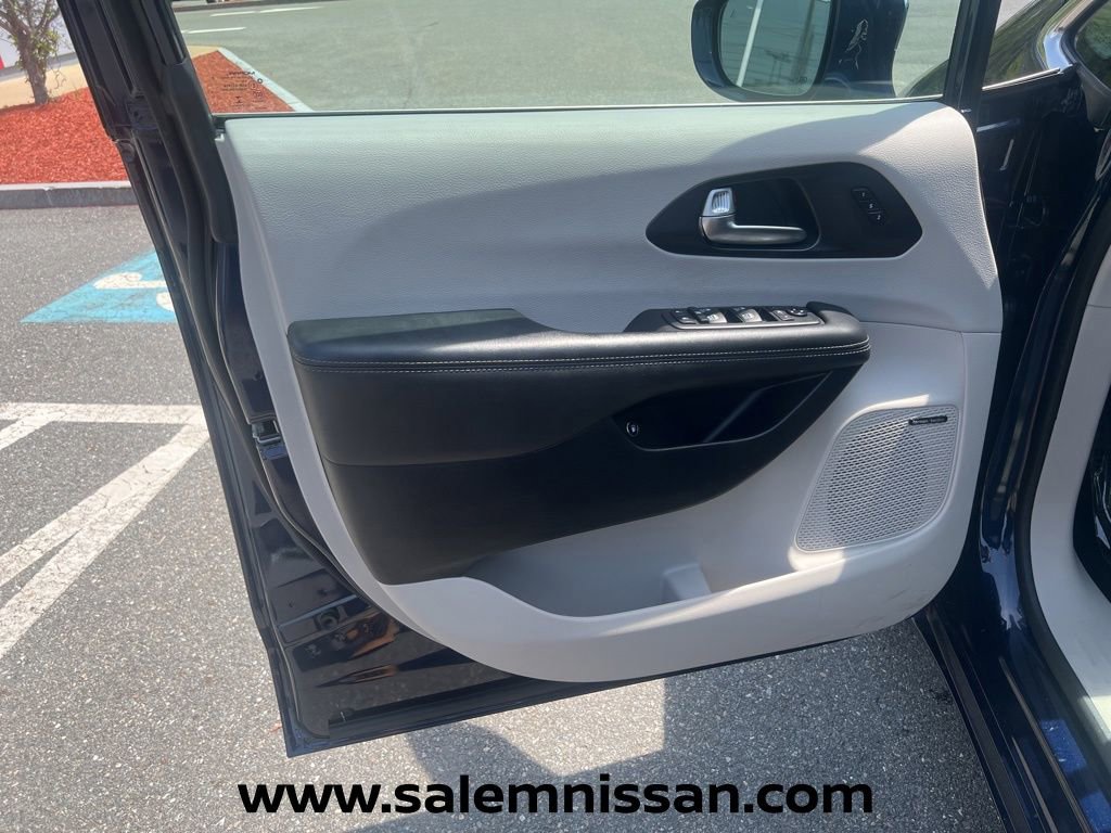 Used 2020 Chrysler Pacifica Limited FWD image 17