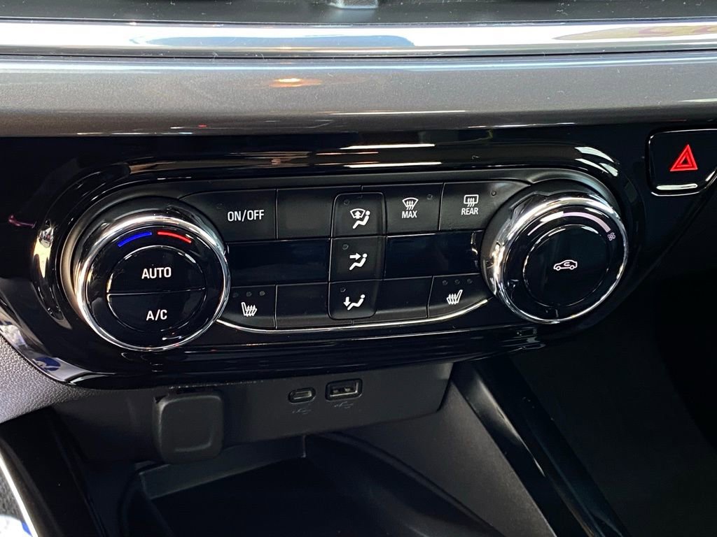 Used 2025 Chevrolet Trax ACTIV w/ Sunroof Package image 18