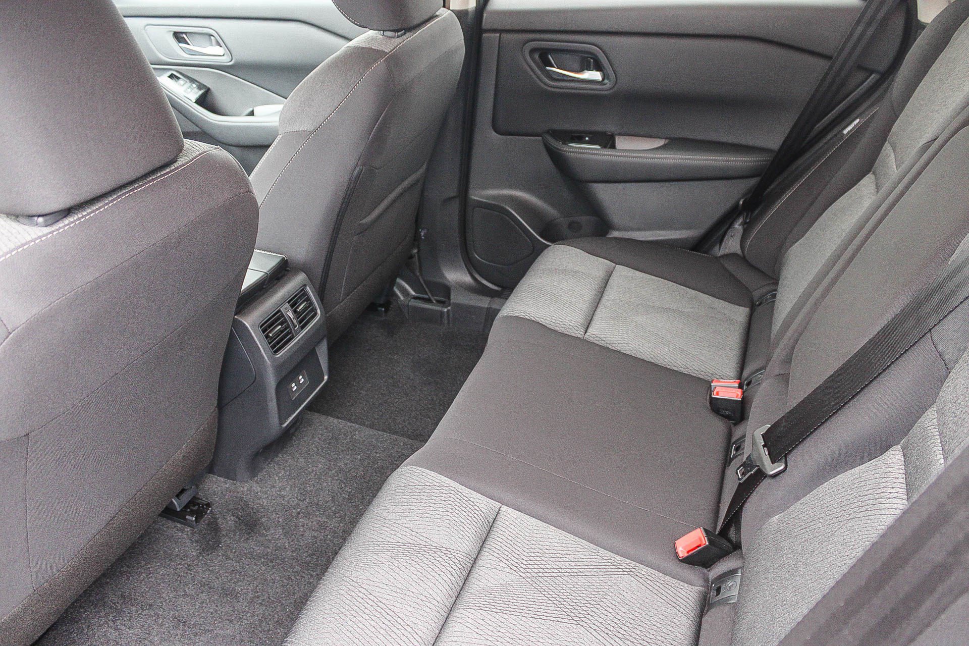 Used 2025 Nissan Rogue SV image 19