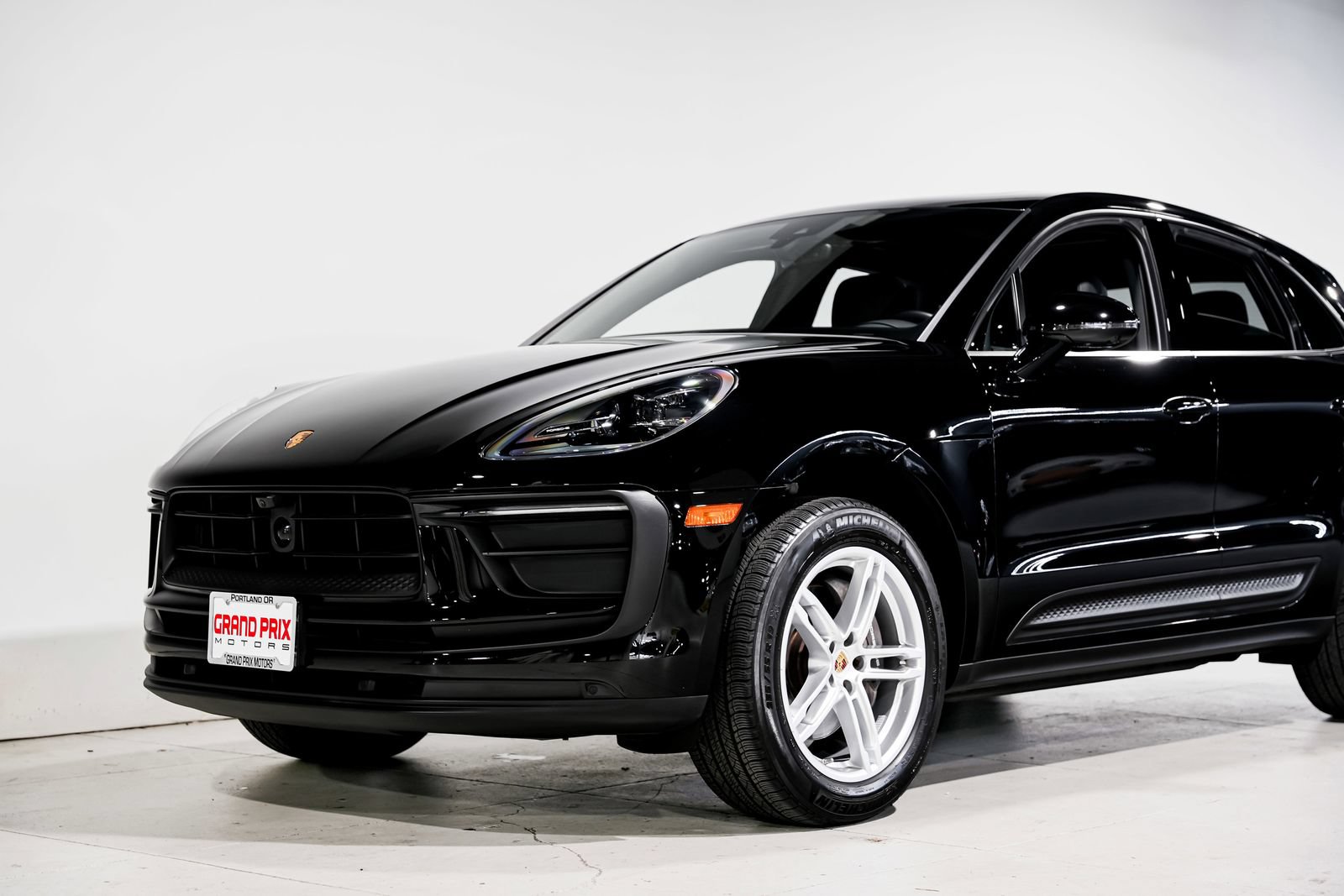 Used 2024 Porsche Macan AWD/4WD image 35