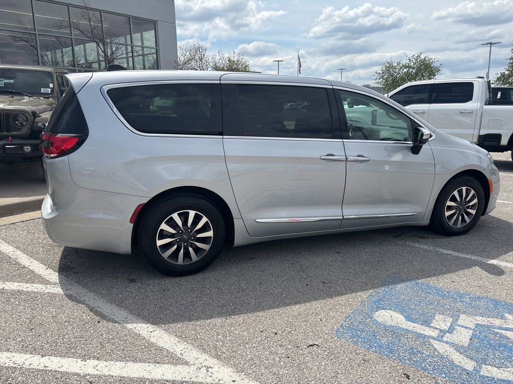 Used 2023 Chrysler Pacifica Limited image 30