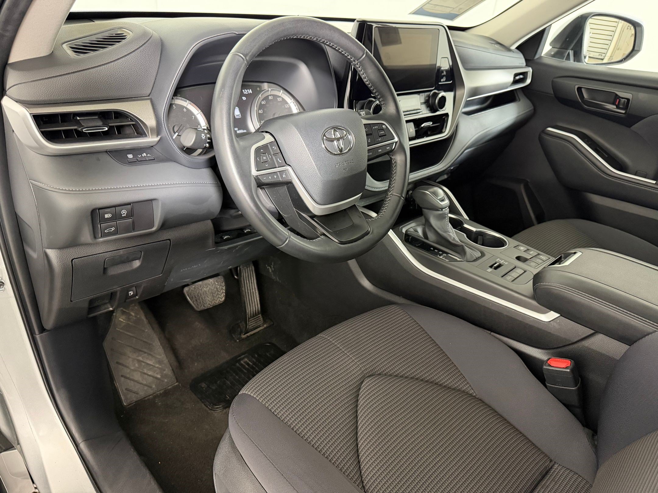 Used 2025 Toyota Highlander LE AWD/4WD image 3
