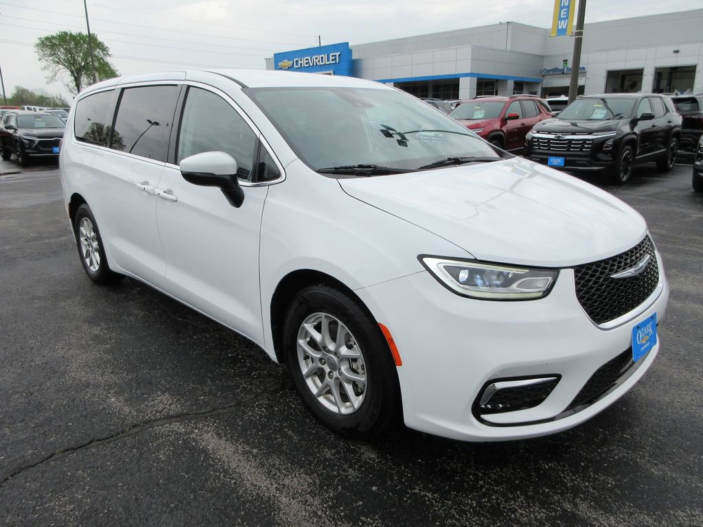 Used 2023 Chrysler Pacifica Touring-L image 7